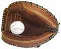 En catcher-handske er fingerløs og meget mere polstret end en almindelig baseball-handske.
